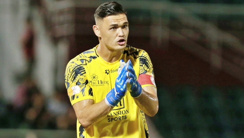 clb-tp-hcm-bat-luc-dung-cau-thu-dang-chan-thuong-thi-dau